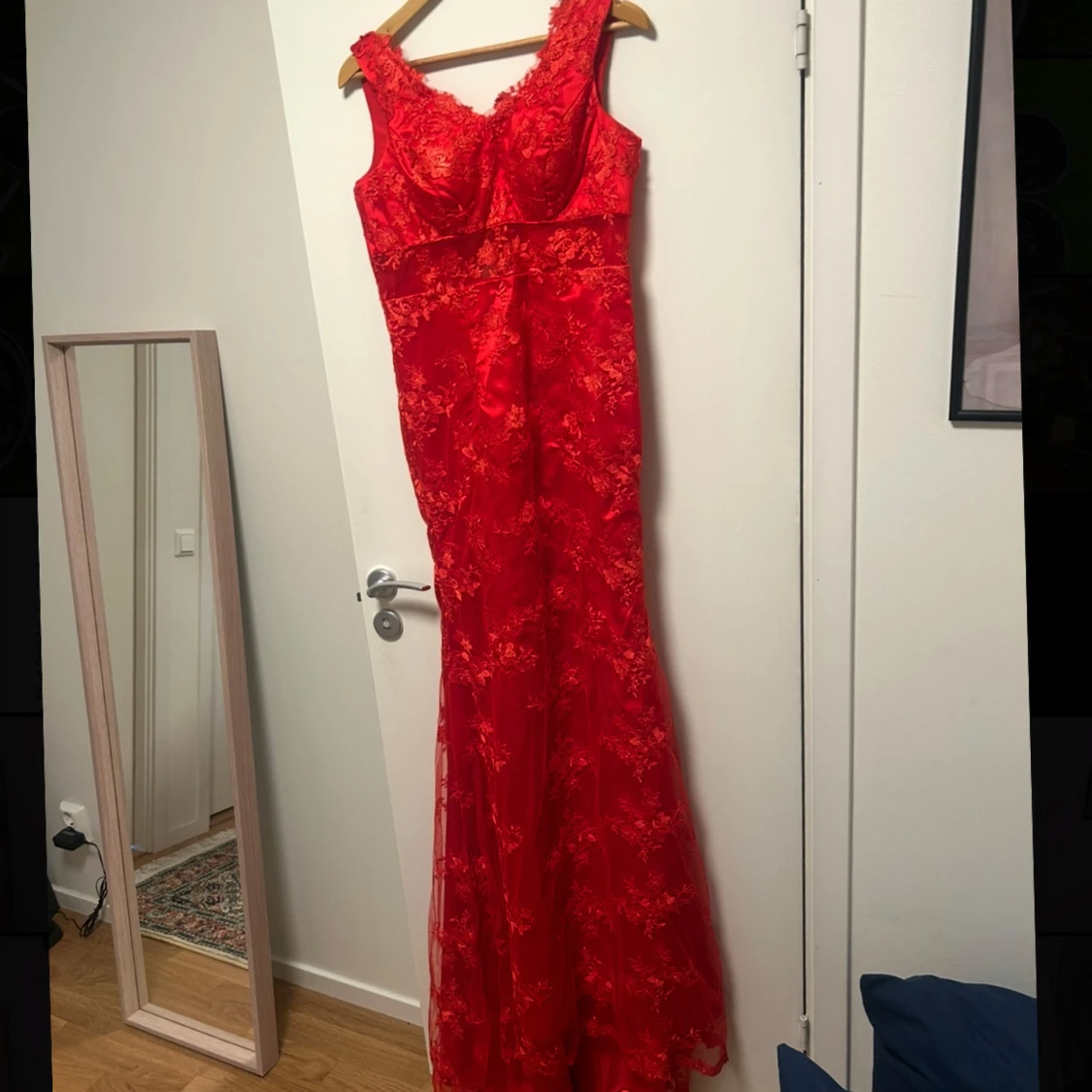 Röd långklänning med spetsdetaljer