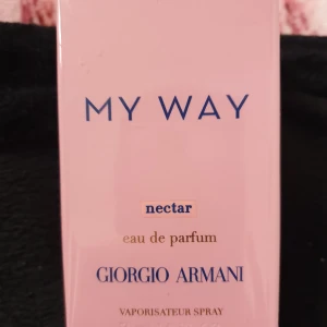 My Way Nectar Eau de Parfum Armani - Säljer en lyxig parfym, My Way Nectar Eau de Parfum från Giorgio Armani. Förpackningen är ljusrosa med blå och guldiga detaljer. Parfymen kommer i en elegant kartong och är en vaporisateur spray. Perfekt för dig som gillar exklusiva dofter. Köpt hos kicks väla pris 1450kr