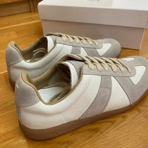 Maison Margiela vita gats  - Riktigt feta skor, perfekta till kommande hösten och vintern, storlek 43, perfekt kondition. Skriv ifall ni har några funderingar 👌