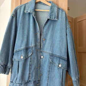 Denim jacket - Only worn few times in very good condition Has a elastic band at the bottom, see pictures Bought from Turkey Oversize! 