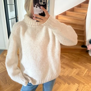 Stickad polo  - Säljer denna så sjukt najs stickade polo tröja wowsiii😍😍❤️❤️❤️