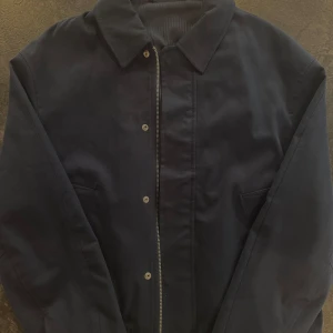  Stilig mörkblå höstjacka!  - Stilren jacka med en lite minimalistisk stil och cropped look! Jackan har två snedställda fickor och ribbad nederkant. Perfekt för dig som gillar en enkel och clean look. Materialet känns slitstarkt och passar till många outfits. Det är bara att skriva om eventuella frågor! Passar både S och M! 