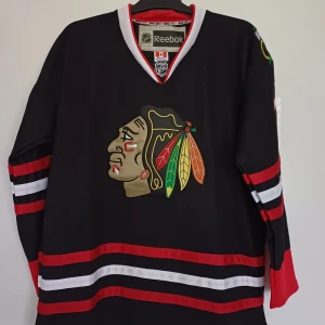Chicago Blackhawks NHL Hockeytröja. - Säljer en Chicago Blackhawks Hockeytröja i Jättefint skick med trycket Panarin nummer 72. Storlek: M     skicka iväg ett meddelande om du undrar något. :)