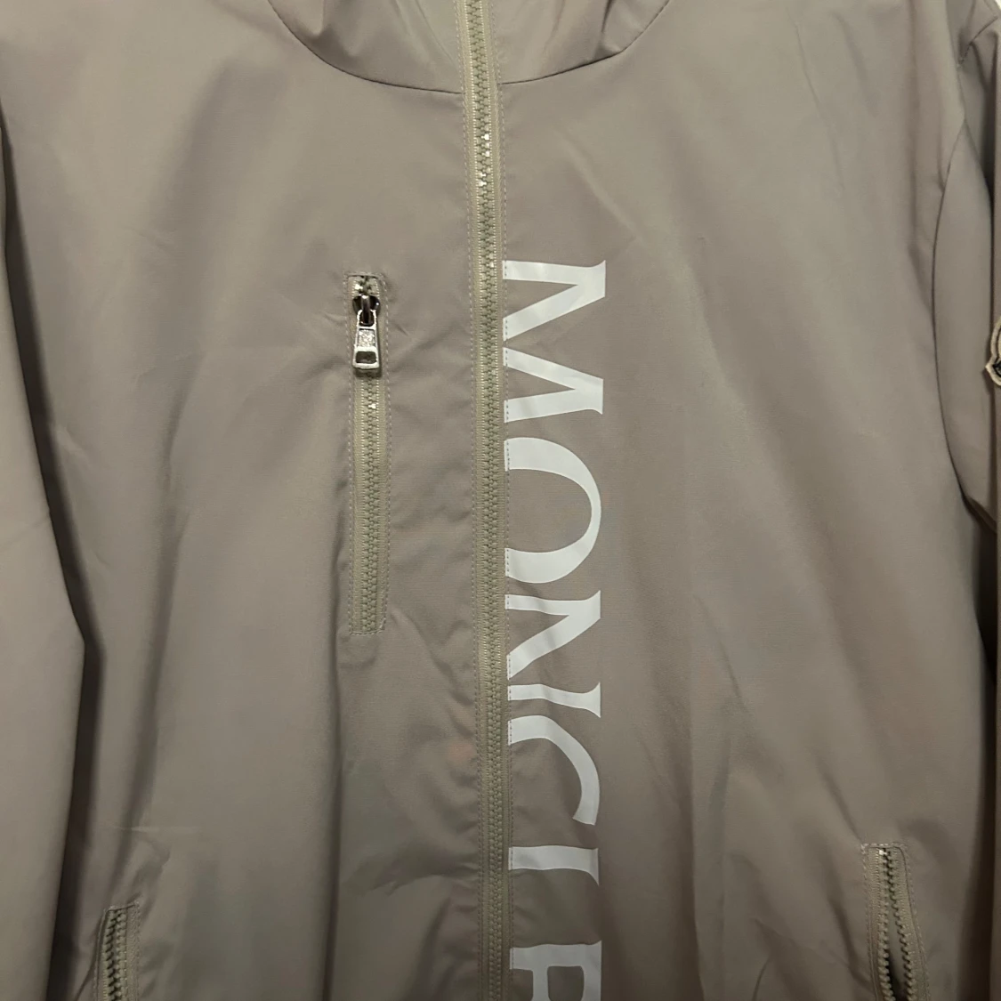 Beige vindjacka från Moncler - 3