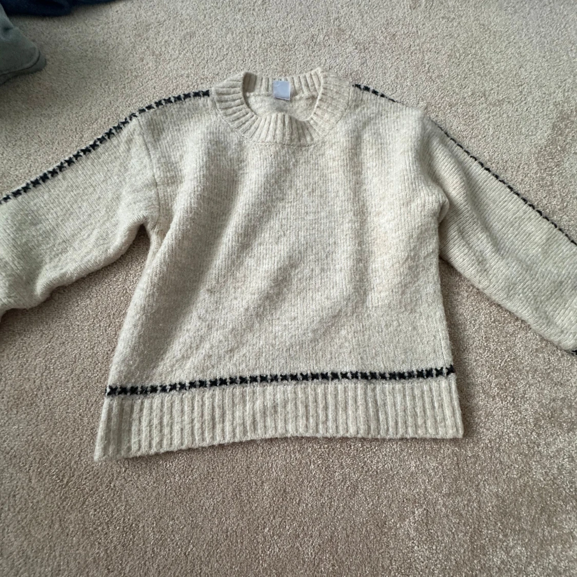 Beige stickad tröja från Lindex