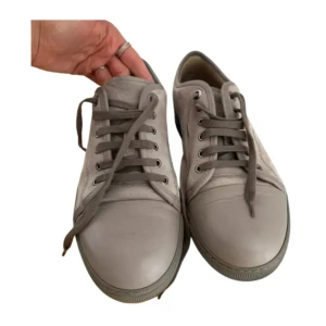 Grå Lanvins - Snygga grå sneakers med ovandel i mocka och detaljer i skinn. Skorna har rund tå, platt sula och klassisk snörning. Perfekta för dig som gillar stilrena och neutrala färger. Passar till det mesta och är riktigt bekväma.