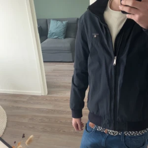 Svart bomberjacka från Gant - Skön vår jacka funkar bra under lite kallare sommar kvällar också!