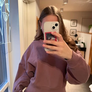 Ljuslila oversized sweatshirt från Adidas - Säljer en ljuslila oversized sweatshirt från Adidas. Tröjan har rund halsringning och långa ärmar med breda muddar. Perfekt för en avslappnad och trendig look. Supermjuk och skön att bära.