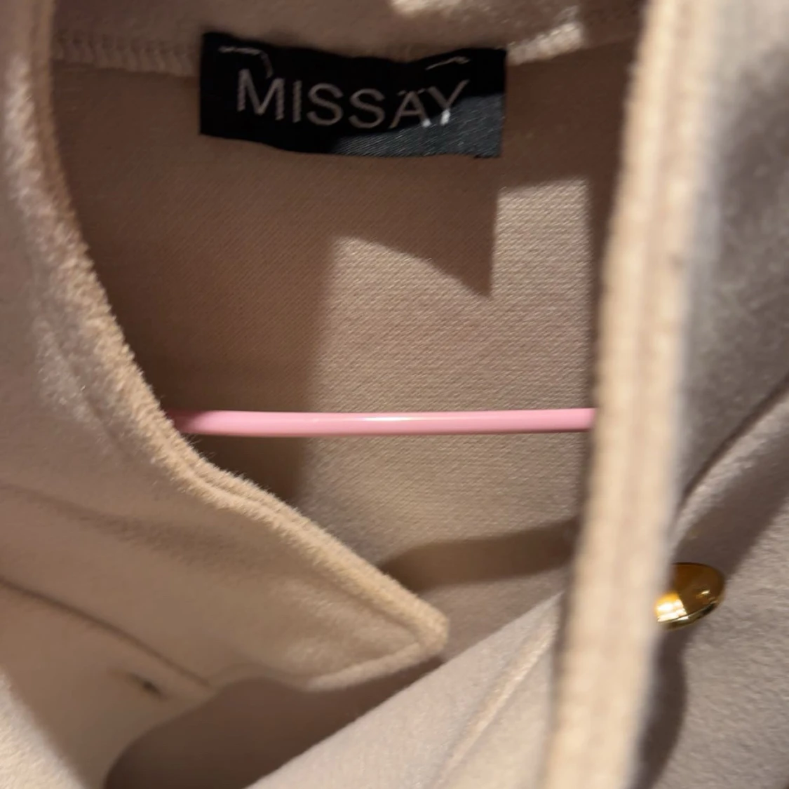 Beige kappa med bälte från Missay - 1