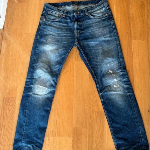 Blå jeans från Nudie Jeans - Perfekta nudie jeans i lean Dean ”yesterday” som inte säljs längre, där med är dessa limiterade och riktigt efterfrågade. Perfekt skick då jag gått ner mycket i vikt och inte fått någon användning av dessa. (Har kvitto)