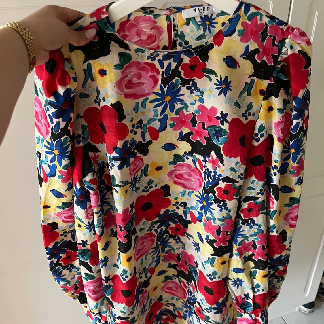 Blommig långärmad klänning från NA-KD - 1