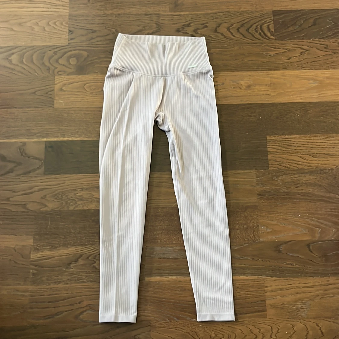 Ribbstickade beige leggings från Aim'n