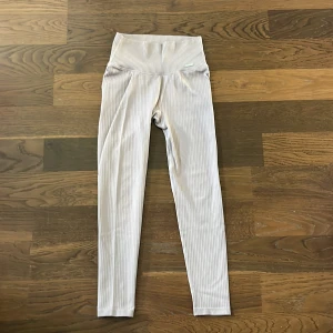 Ribbstickade beige leggings från Aim'n - Säljer ett par ribbstickade beige leggings från Aim'n i storlek S, de är ändast använda 1 gång. De har hög midja och är tillverkade i ett stretchigt material som sitter skönt mot kroppen. Perfekta för både träning och avslappnade dagar.