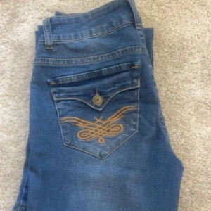 Blå jeansbyxor från Madlady - KOM MED PRISFÖRSLAG‼️‼️ Säljer ett par blå bootcut jeans från Madlady i modellen TALL, 36💕😽endast använda vid ett par enstaka gånger🤩