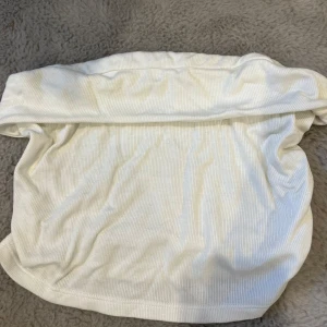 Vit ribbad offshoulder topp - säljer en vit tubtopp pågrund av att jag rpka köpa en liten storlek, säljer samma fast i svart också. den är inte så kort som den ser ut på bilden i verkligheten.
