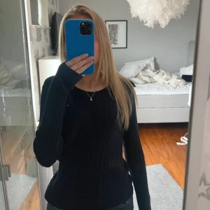 Mörkblå tröja från Tommy Hilfiger - Säljer en mörkblå kabelstickad tröja från Tommy Hilfiger. Den är i storlek S.