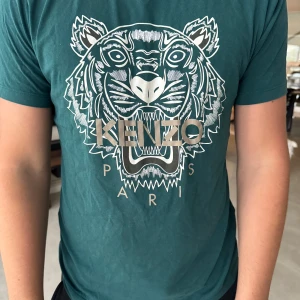 Grön kenzo t shirt  - En gammal T-shirt från kenzo men passar än idag, kommer dock ej till användning 