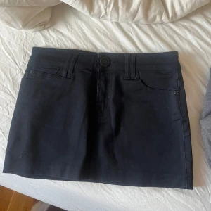 Svart jeanskjol - Säljer en superfin mini jeans kjol då den tyvärr inte passar längre. Den är från vintage Gina så har inte sålts på ett tag🤗