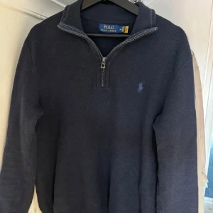 Ralph Lauren half zip - Hej säljer min halfzip från ralph lauren som inte används. Använd men i bra skick! Inga defekter eller sånt. Storlek M och normal passform. Nypris över 2000, passar inte priser kom gärna med bud och frågor