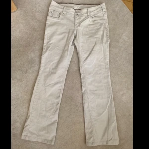 Beiga lågmidjade byxor från KappAhl - Stretchiga lågmidjade beiga byxor från KappAhl med klassisk femficksdesign och raka ben. ⭐️liten i strl!