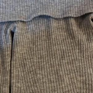 Brun grå off shoulder tröja - Off shoulder tröja, skön men kan stickas litr. Jätte snygg tröja annars.