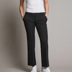 Kostymbyxor Vera petite  - Kostymbyxor från bikbok i modellen Vera petite. Har passat mig i längden som är 160, säljer så de tyvärr blivit för små