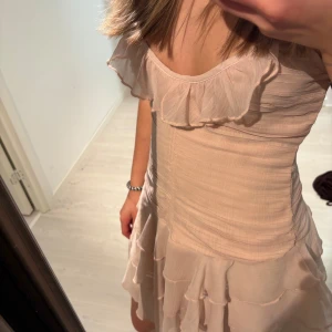 Ljusrosa volangklänning från H&M - Supersöt ljusrosa kortklänning från H&M. (Lite mer rosa i verkligheten). Den har aldrig kommit till  andväning men jätte söt klänning💓