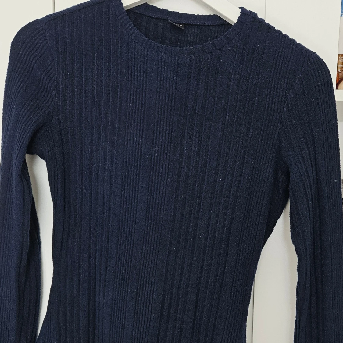 Mörkblå ribbad stickad tröja