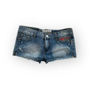 Lowrise jeans shorts - Säljer dessa lowrise jeansshorts från D-stag, storlek XL (passar en M enligt mig) Mått: midja tvärs över: 42cm och total längd: 23cm. Hör gärna av dig om du har frågor om andra mått eller detaljer! 💞