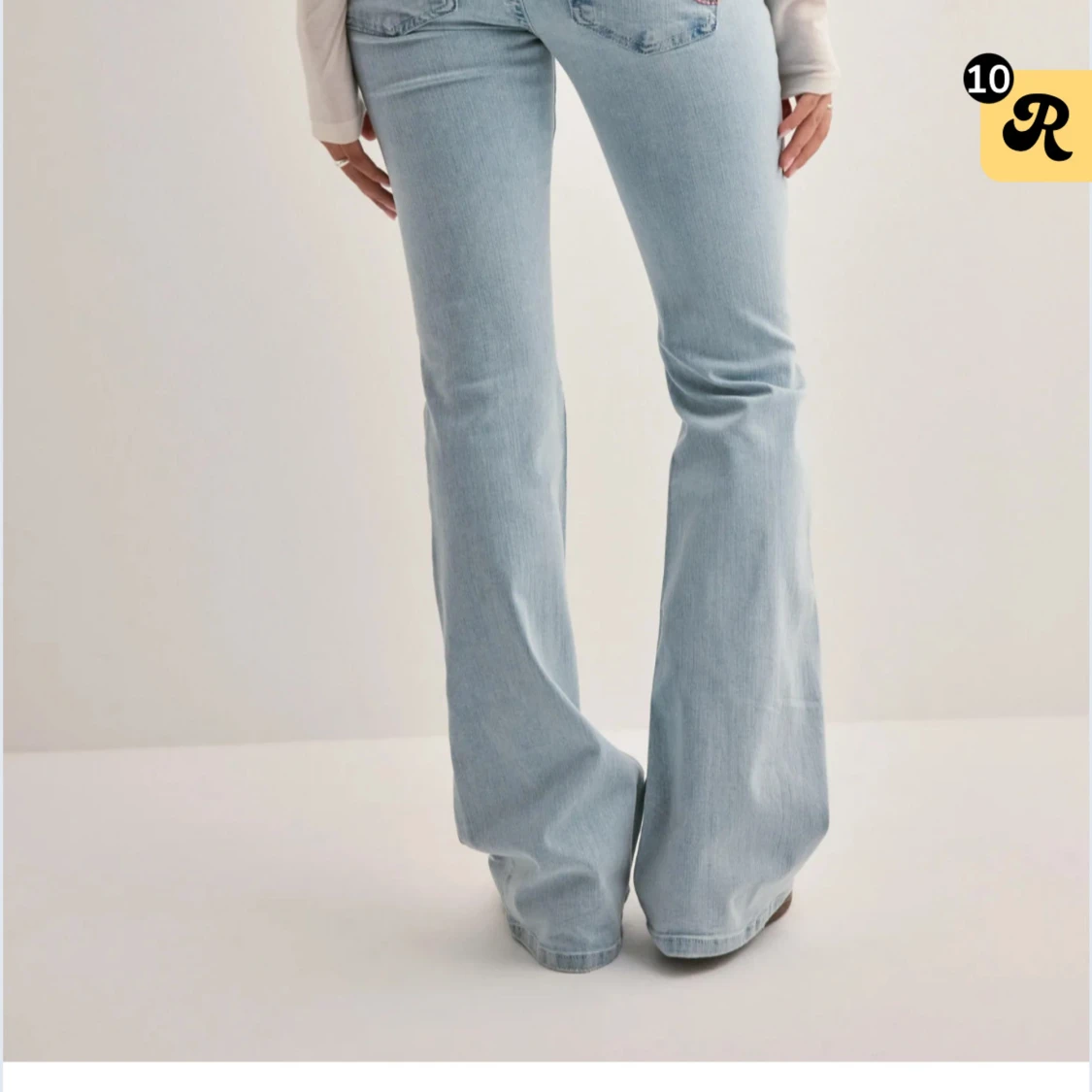 Ljusblå bootcut jeans med slitningar