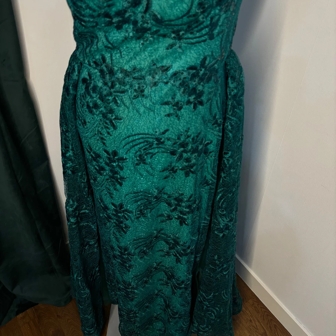 Grön långklänning med blommigt mönster och paljetter - 2