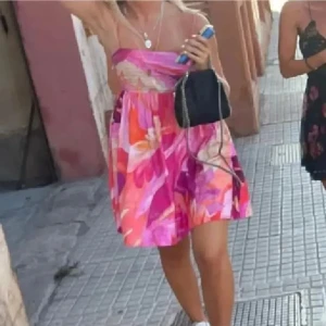 BYTE!! - Undrar om någon har den här klänningen i storlek S och kan tänka sig att byta mot min i storlek M!!😍😍