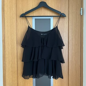 Fin volang topp - Bra skick.