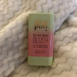 Pixi On-the-Glow Blush stick - Säljer en Pixi On-the-Glow Blush i stickformat. Använt en gång då jag fått den i present men den inte va så fin på mig