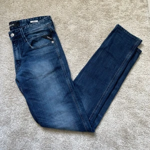 Mörkblå Replay Jeans - Säljer ett par mörkblåa jeans med en tvätt från Replay. Jeansen är i modellen anbass som är slim fit. De är i storleken W29 L32 och är i väldigt fint skick. Pris kan diskuteras, kom dm vid funderingar!😀