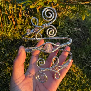 Armcuff  - 🌸Går att böja ut eller in för att få din perfekta passform 🌺 🌸Finns både i silver och guld✨  Gör även customs!! Skicka in bild eller din idé så kan vi nog säkert lösa det 🥰