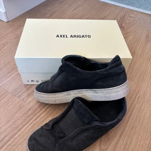 Arigato skor - Tja, säljer ett par svarta arigatos dem är i storlek 43. De sitter bra på foten och är sköna. Tveka inte på att höra av er🍾💫