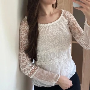 Vit blus - Superfin vit blus med detaljer i mesh.