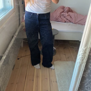 Mörkblå raka jeans - Säljer ett par mörkblåa jeans med raka ben. Jeansen är i storlek W30. De är helt nya och snygga att styla med både t-shirt och stickad tröja.