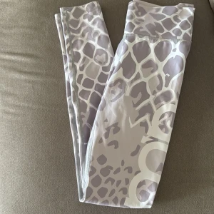 Träningstights  - Träningstights från aimn i storlek xs. Används inte alls längre 