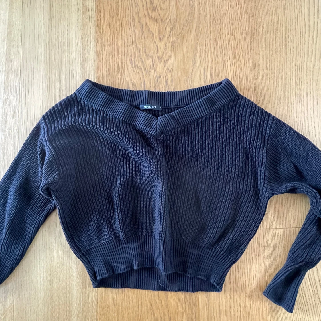 Svart stickad tröja från Gina Tricot