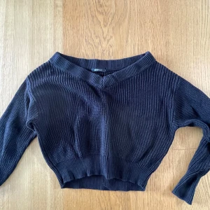 Svart stickad tröja från Gina Tricot - stickad tröja från Gina Tricot. Tröjan har v-ringad halsringning 