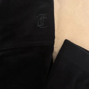 Marinblå Juicy Couture byxor - Säljer dessa mjukisbyxor från Juicy couture. Byxorna är använda men i fint skick endast att ena ”metall” biten på ena snöret är borta, skriv för bild!💞💞