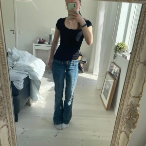 Super söt svart T-shirt  - Säljer en tajt åtsittande tröja från Kappahl då den inte kommer till användning. Använd fåtal gånger och inget tecken på användning. 