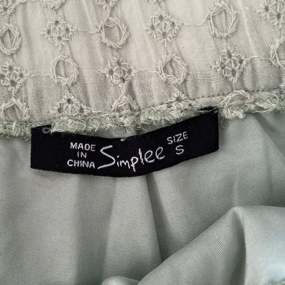 Ljusgrön omlottkjol med broderade detaljer från Simplee🤞🏼💞🤍 - 3