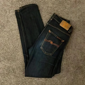 Nudie jeans ”lean dean” - Ett par nudie jeans i modellen lean Dean, med storleken W28 L30 helt nya aldrig använda dem var för små för mig passar dig som är typ 160-170. Kontakta mig vid frågor och pris kan diskuteras.