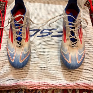 Elite f50 i storlek 39.5 - Hej säljer dessa elite f50 i storlek 39.5 använda 3-4 gånger men används inte längre. Nytt pris 2800 men kan släppa för 1000kr