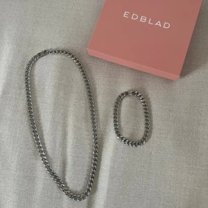 Kedjor - Halsband och armad från Edblad. “Clark Chain Necklace Steel” i längd 50,5 cm. ”Clark Chain Bracelet Steel” i innermått 18 cm.  Knappt använda och jätte fint skick. Nypris 898kr för båda.