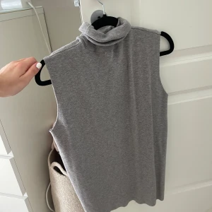 Polo tröja - Säljer denna polotröjan som är lätt stickad i en super fin grå färg. 