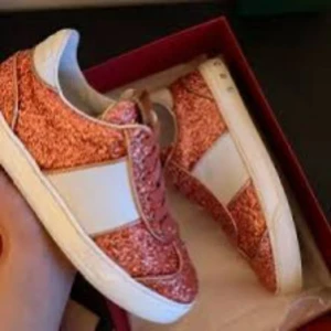 Valentino flycrew skor rosa  - Valentino flycrew skor rosa glitter, ingen bag osv följer med då jag köpte dom här på Plick och inte fick det, på ena skon saknar dem 1 nit medan på andra skon saknar dem 2 nitar. Säljer pågrund av att skorna är förstora för mig. Pris kan diskuteras, skriv privat för mer bilder eller liknande. 